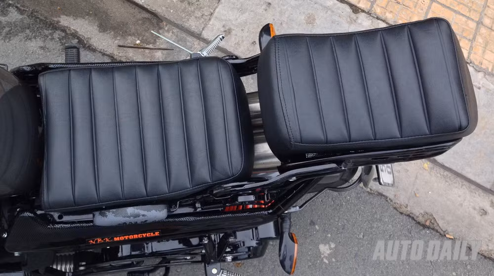 Yên xe có thể điều chỉnh lùi về phía sau 5-7cm. Khi không có người ngồi sau, yên xe có thể gấp lên 90 độ biến thành tựa lưng cho người điều khiển phía trước.