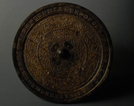 Người Trung Quốc thường sử dụng những chiếc gương đồng để soi ngắm dung nhan khi gương thủy tinh chưa phát triển.