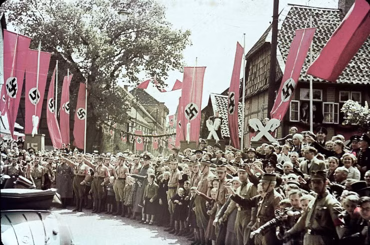 Từng đoàn xe chở quan chức Đức quốc xã tham gia lễ kỷ niệm ở Volkswagen năm 1938.