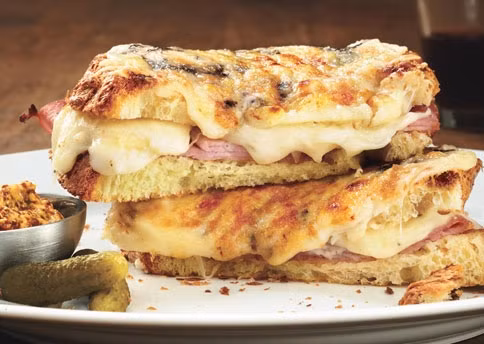 Món sandwich này vô cùng hấp dẫn và tiện lợi. Thực khách có thể thưởng thức món ăn này bất cứ thời điểm nào trong ngày.