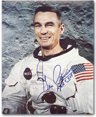 Phi hành gia Eugene Cernan đã viết tên con gái Tracy ở trên đó và nói những lời cuối cùng trước khi rời khỏi Mặt trăng, quay trở lại Trái đất đó là: "Khi rời khỏi thung lũng có tên Taurus-Littrow trên Mặt trăng, chúng tôi rời đi giống như khi đặt chân đến. Và nếu Chúa muốn, chúng tôi sẽ trở về trong hòa bình và hy vọng cho tất cả nhân loại".