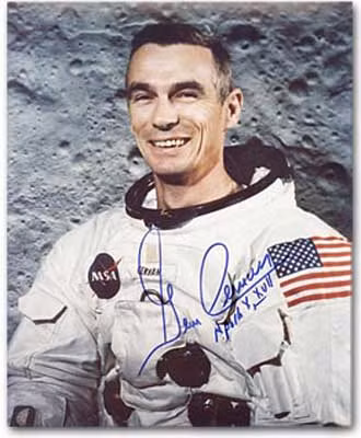 Phi hành gia Eugene Cernan đã viết tên con gái Tracy ở trên đó và nói những lời cuối cùng trước khi rời khỏi Mặt trăng, quay trở lại Trái đất đó là: "Khi rời khỏi thung lũng có tên Taurus-Littrow trên Mặt trăng, chúng tôi rời đi giống như khi đặt chân đến. Và nếu Chúa muốn, chúng tôi sẽ trở về trong hòa bình và hy vọng cho tất cả nhân loại".