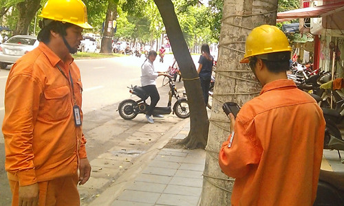 Nhân viên điện lực chỉ đứng dưới chân cột điện... là có thể ghi chỉ số điện chính xác.