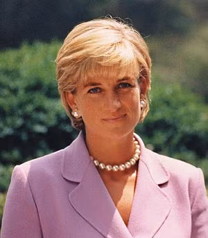 Công nương Diana được cha là Bá tước Spencer thứ 8, ông John Spencer Viscount nuôi dưỡng sau khi cuộc hôn nhân với mẹ bà là Frances Spencer bị đổ vỡ.