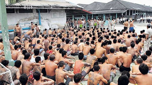 Do số lượng tù nhân quá đông, vượt quá sức chứa của nhà tù Bang Kwang nên điều kiện sống của tù nhân tại đây vô cùng khắc nghiệt.