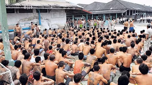 Do số lượng tù nhân quá đông, vượt quá sức chứa của nhà tù Bang Kwang nên điều kiện sống của tù nhân tại đây vô cùng khắc nghiệt.