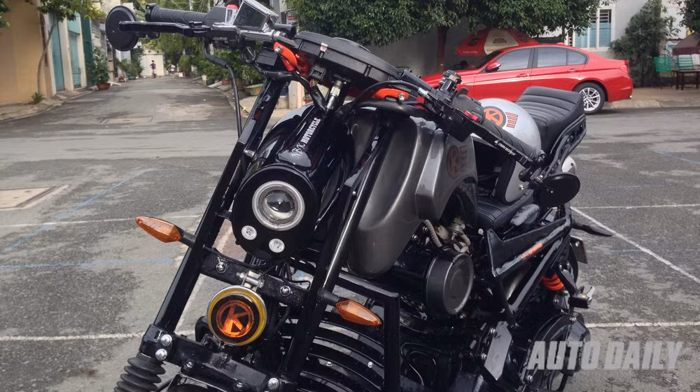 Cụm đèn pha dạng gương cầu của xe. Trao đổi với chúng tôi, Kỳ cho biết, ý tưởng thiết nên chiếc xe này là do trên thị trường chưa có nhiều mẫu xe tay ga nam tính, khả năng chuyên chở đồ cho những hành trình dài chưa cao (vì chở quá nhiều đồ đạc sẽ gây mất trọng tâm xe).