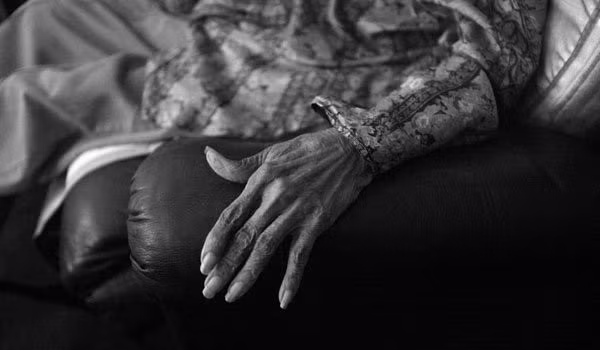 Máu của người quá cố khi đó sẽ có tính axit hơn, khiến các tế bào tách ra, đổ men vào các mô và bắt đầu tự hủy từ bên trong cơ thể.