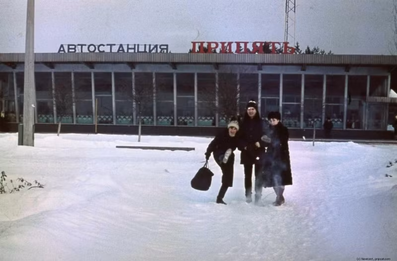 Khi đó, người dân Liên Xô hào hứng chụp ảnh kỷ niệm khi đến trạm xe bus Pripyat.