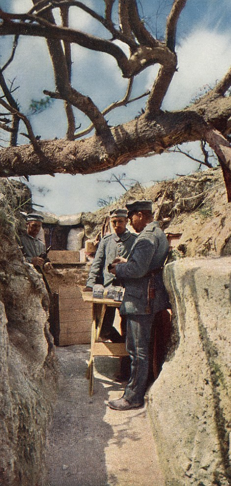 Ba binh sĩ Đức đứng tại nơi đặt lương thực, thực phẩm trong một chiến hào ở chiến trường Chiến tranh thế giới 1.