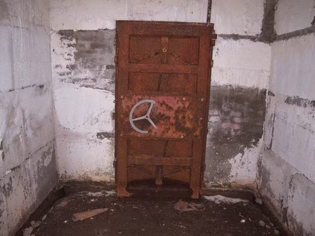 Cánh cửa sắt trong Sở chỉ huy bị rỉ sét.