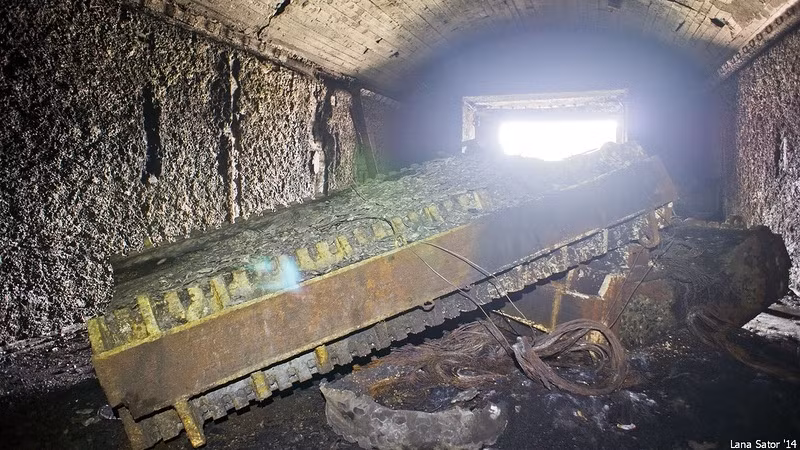 Lối vào cơ sở chứa đầu đạn hạt nhân bị chặn bởi một số linh kiện, thiết bị... Những thiết bị này từng được quân đội Liên Xô sử dụng.