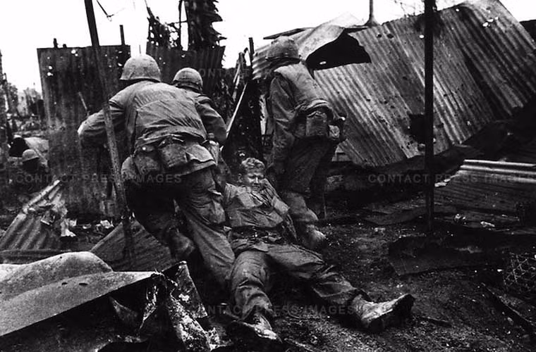 3 lính Mỹ vội vã kéo đồng đội trúng đạn tới nơi ẩn nấp an toàn hồi tháng 2/1968.