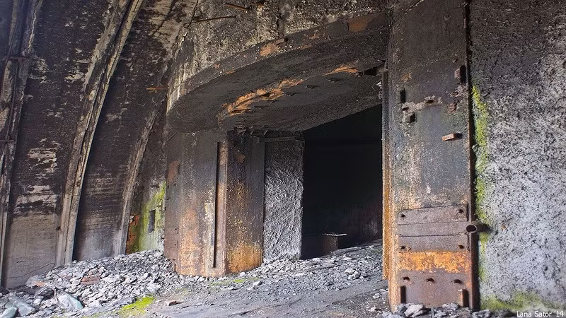 Lối vào cơ sở chứa đầu đạn hạt nhân của quân đội Liên Xô với những bức tường khá dày và được bảo vệ cẩn mật, khiến người ngoài khó có thể đột nhập vào bên trong.