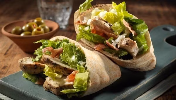 Vỏ bánh mỳ pita rất mỏng và sẽ được lấp đầy ruột rỗng bằng các nguyên liệu như salad dưa leo cắt mỏng, cà chua, hành tây, nước sốt, phô mai tươi.