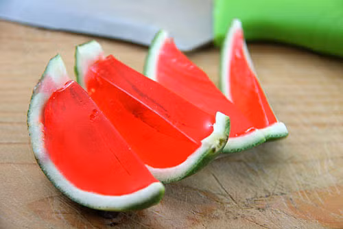 Thạch dưa hấu thanh nhiệt, giải độc. Dùng thìa nạo phần ruột của dưa hấu. Nạo đều tay để tạo khuôn. Phần ruột dưa hấu nhặt bỏ hạt, cho dưa hấu vào ép lấy nước hoặc cho vào máy xay sinh tố xay nhuyễn. Sau đó lọc lấy phần nước dưa hấu qua một rây lưới có mắt nhỏ. Pha 1 gói bột rau câu với lượng đường vừa đủ. Đun sôi khoảng 150 ml nước để sôi sau đó cho bột rau câu vào đun sôi khoảng 5-8 phút. Cuối cùng đổ phần nước dưa hấu vào và đổ vào khuôn dưa đợi nguội cho vào ngăn mát tủ lạnh.