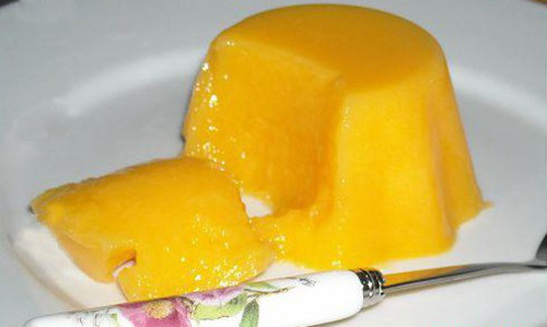 Thạch xoài thơm ngon, dễ làm. Nguyên liệu: Xoài, thạch rau câu hương vị xoài bột bán trong các siêu thị, hai thìa bột năng nhỏ. Hòa bột rau câu, bột năng với nước lọc rồi đun sôi đem đổ vào khuôn. Cho các miếng xoài đã cắt nhỏ vào. Chờ cho thạch nguội hẳn các bạn xếp cả khuôn cho vào ngăn mát của lạnh để bảo quản.