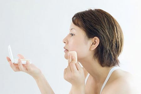 Giữ độ ẩm cho da. Giữ da ẩm là bước không thể thiếu cho mỗi bạn gái nếu muốn thực hiện các bước trang điểm tiếp theo. Để có một làn da ăn phấn trang điểm vào mỗi sáng, bạn phải rửa mặt thật sạch lúc tối hôm đó, sau đó dưỡng ẩm sâu bằng kem dưỡng hoặc mặt nạ ngủ trước khi đi ngủ.