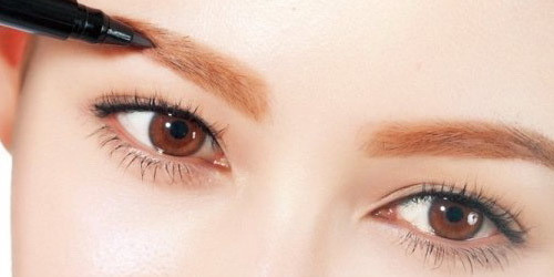 Lông mày. Để có cặp lông mày tự nhiên, bạn có thể dùng chì màu nâu, vẽ một đường không quá đậm, hoặc dùng bút vẽ mày, chấm màu kẻ mày và thoa lên chân mày. Sau đó, dùng cây chải tàn đều màu ra khắp đường chân mày.