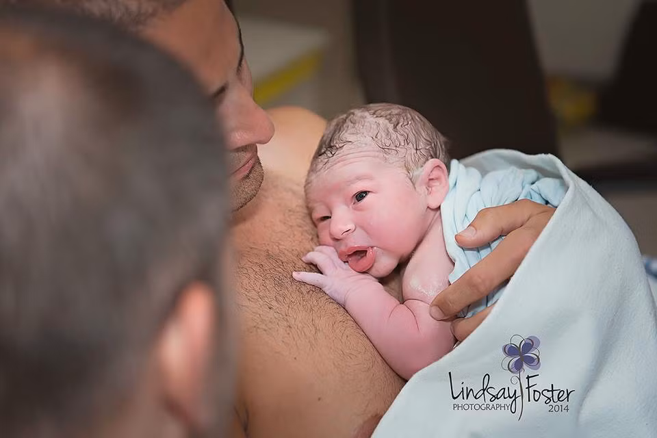 "Họ cũng trải qua tâm trạng hạnh phúc, xúc động như bất kỳ bậc phụ huynh nào khi lần đầu bế con trên tay. Họ hỏi thăm tình hình thai phụ, người đỡ đẻ và chuẩn bị kiến thức tốt nhất để chào đón sự ra đời của con trai. Tôi thực sự thấy tự hào về họ", nhiếp ảnh gia Lindsay chia sẻ.