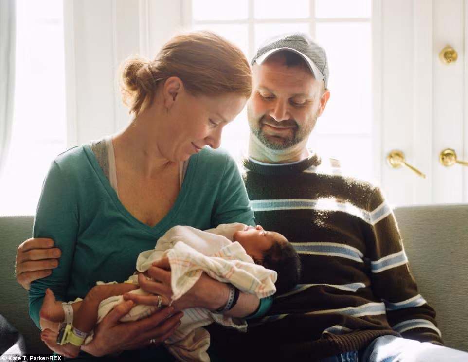 Niềm hạnh phúc của cha mẹ khi ngắm nhìn cậu con trai.