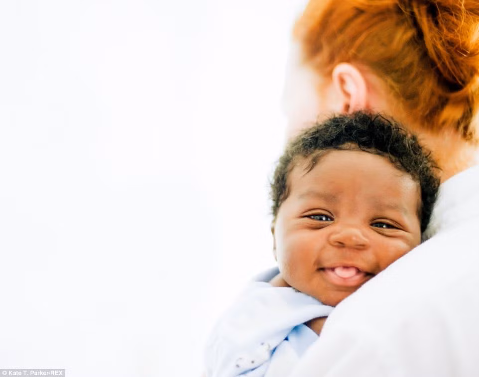 Nụ cười tinh nghịch, đáng yêu của Sam trong vòng tay mẹ.