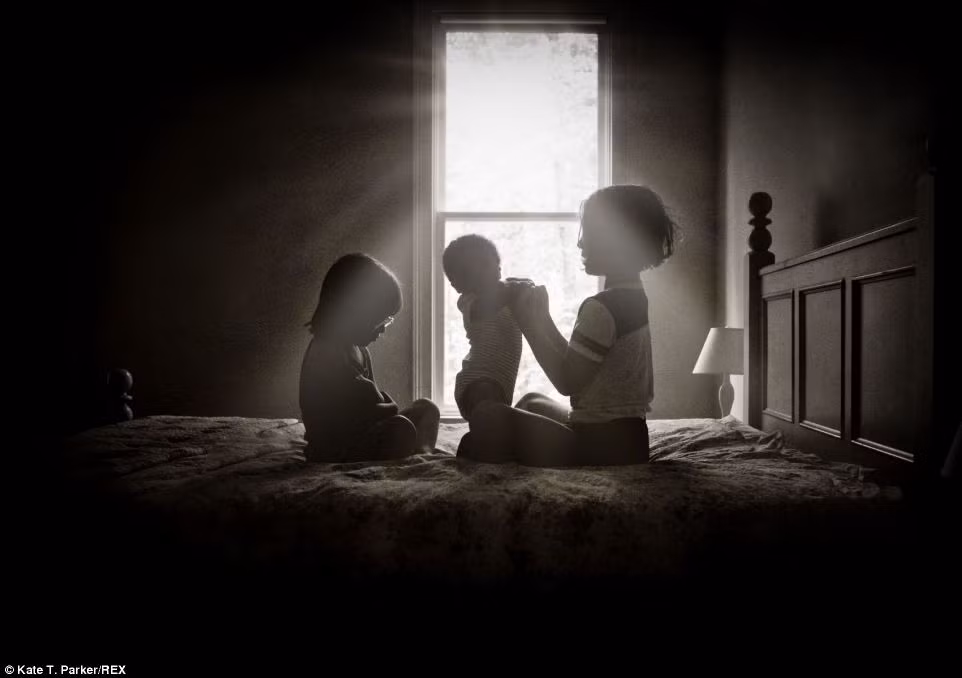 Sam chơi cùng chị em họ.