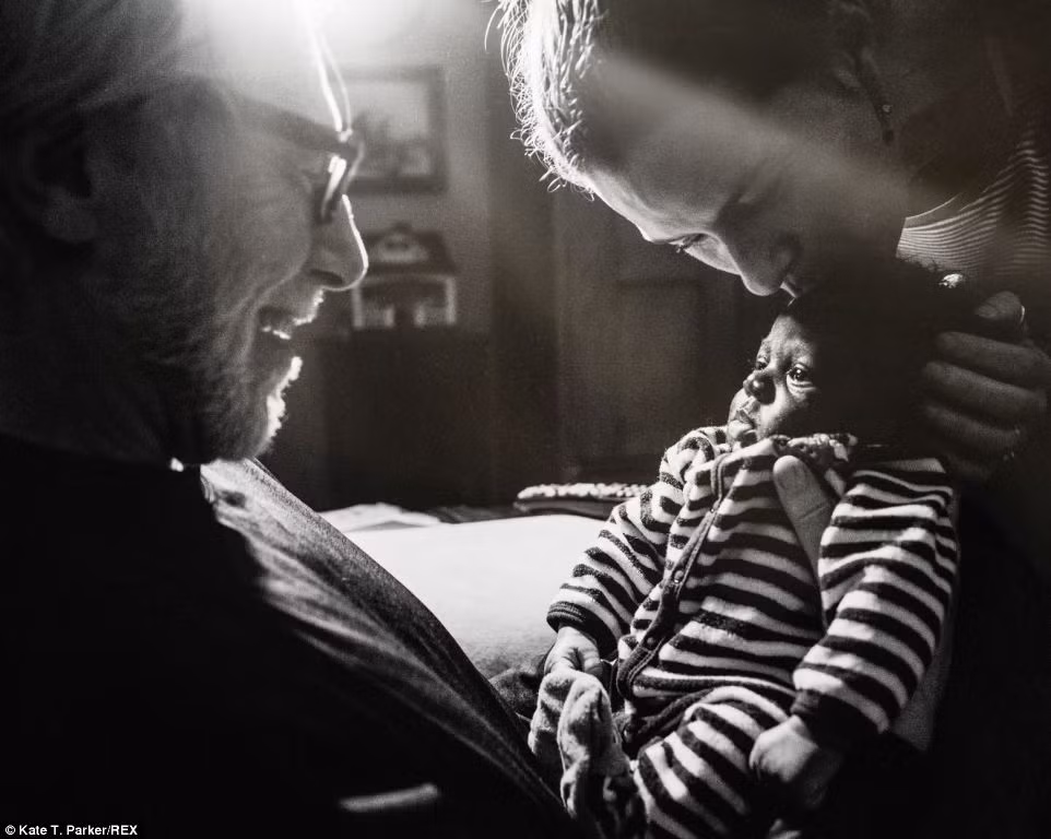 Những khoảnh khắc chân thực về tình yêu và vẻ đáng yêu của cậu bé Sam trong vòng tay gia đình mới được ghi lại trong những shoot hình ấn tượng.