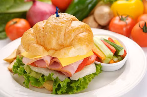 Không được quên ăn sáng. Cho dù bạn vội vã thế nào thì bạn cũng không được quên ăn sáng. Những đồ ăn nhẹ như bánh mỳ, bánh bao… tiện ích và có thể giúp bạn tránh đói vào buổi sáng.