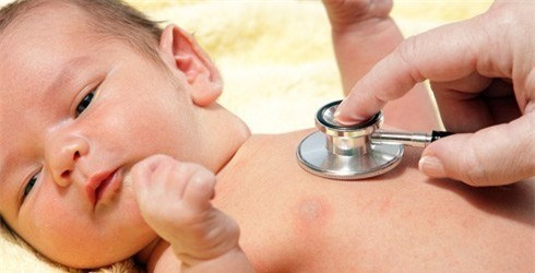 Bệnh viêm não Nhật Bản nếu không được phát hiện và điều trị kịp thời sẽ để lại biến chứng cao và có thể tử vong như: Bại não, phát triển chậm về thể chất, không nói, không nghe, không hiểu được.