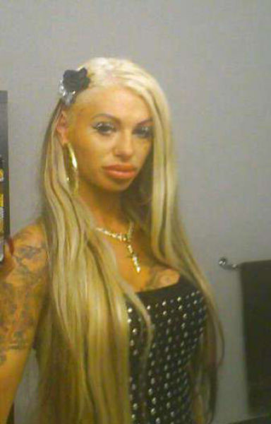 Mặc dù vậy, cô vẫn rất tự tin pose hình.