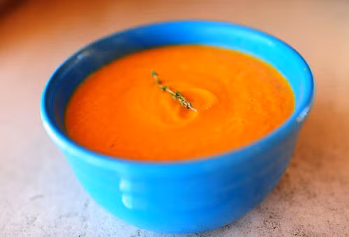 Các loại rau củ được dùng làm thực phẩm cai sữa cho trẻ nên có hương vị ngọt tự nhiên và mịn khi được xay nhuyễn. Ví dụ như cà rốt rất giàu beta-caroten là thực phẩm tuyệt vời giúp mẹ cai sữa cho bé. Ngoài ra, mẹ có thể dùng khoai tây, bí đỏ, củ cải cho bé cai sữa… Bí bí đỏ dễ tiêu hóa và hiếm khi gây dị ứng.