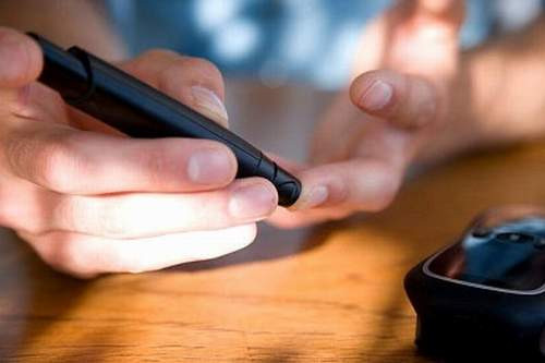 Tiểu đường thai kỳ. Do hoạt động của insulin., vốn là chất điều hòa lượng đường trong máu ở mức bình thường, bị suy giảm và khả năng chuyển hóa đường trong máu kém hẳn. Nếu không được điều trị đúng mức, có thể dẫn đến những bệnh như suy tim, nhồi máu cơ tim cấp, tổn thương võng mạc, xuất huyết võng mạc khi sinh. Do tiểu đường thai kỳ làm cho thai nhi phát triển vượt mức, bác sỹ có thể chỉ định mổ sinh.