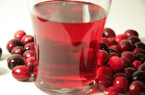 Uống nước ép nam việt quất: Đây là thứ nước rất tốt cho đường tiết niệu. Cho bé uống một ly nhỏ nước ép nam việt quất một giờ trước khi đi ngủ sẽ giúp chữa bệnh đái dầm.