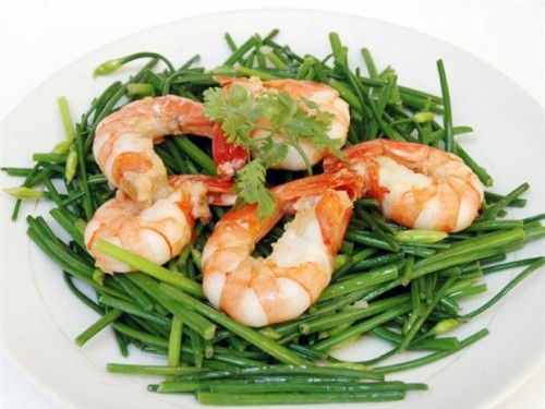 Hẹ tươi 100 g thái đoạn, tôm tươi 200 g. Tôm xào với dầu ăn, khi gần chín cho hẹ vào, làm món ăn thường xuyên. Dùng cho bệnh nhân sắc mặt trắng xanh, lưỡi nhạt rêu mỏng.