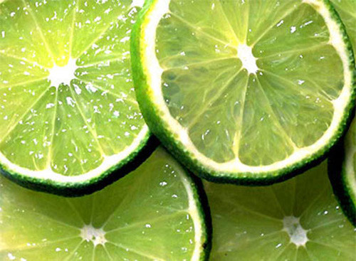 Làm trắng răng bằng chanh. Không nên chà sát trực tiếp miếng chanh lên răng, bởi chất axit trong chanh có thể gây ảnh hưởng đến men răng. Hãy vắt nước chanh pha loãng với nước và dùng bàn chải chà hỗn hợp này lên răng. Sau một thời gian, bạn sẽ nhận được một kết quả khả quan.