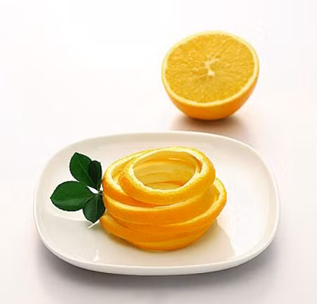 Vỏ cam. Phơi khô vỏ cam, xay thành bột, trộn với kem đánh răng thành hỗn hợp sệt để dùng. Hàm răng của bạn sẽ sáng trắng và bóng lên trông thấy với thứ nguyên liệu cực phổ biến này.