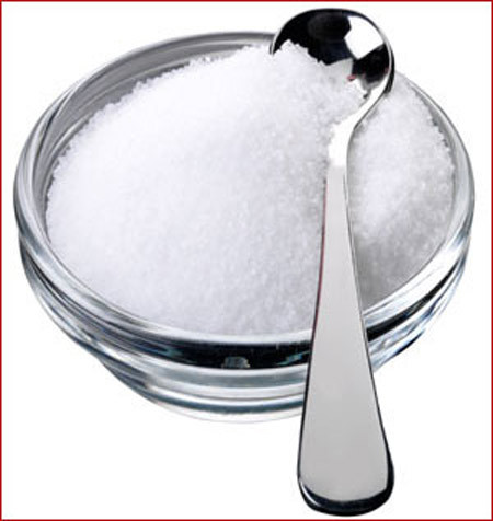 Muối tinh. Pha loãng muối với nước tinh khiết, dùng súc miệng hằng ngày. Nước muối sẽ là sát thủ của mọi loại vi khuẩn trong khoang miệng. Muối mặn còn giúp giảm đau răng, sâu răng và ngăn ngừa sự hình thành, phát triển của cao răng.