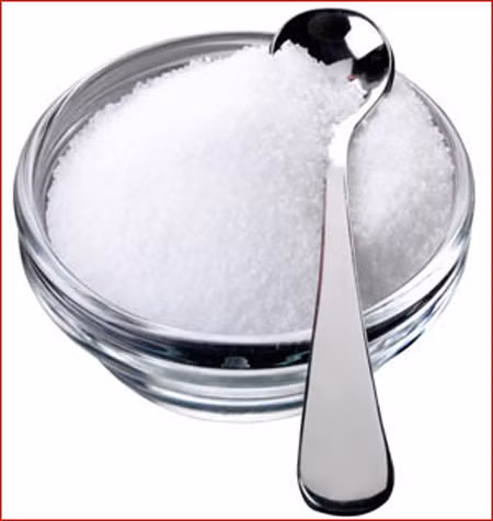 Muối tinh. Pha loãng muối với nước tinh khiết, dùng súc miệng hằng ngày. Nước muối sẽ là sát thủ của mọi loại vi khuẩn trong khoang miệng. Muối mặn còn giúp giảm đau răng, sâu răng và ngăn ngừa sự hình thành, phát triển của cao răng.