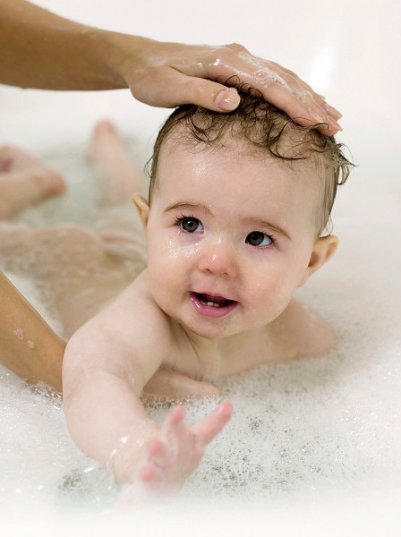 Nếu bé khóc lóc trong khi tắm, bạn nên giữ bình tĩnh và kiên nhẫn, tránh la mắng hoặc có những hành động khiến bé sợ hãi hơn. Có thể giúp bé quên đi nỗi sợ hãi bằng cách sử dụng những đồ chơi bằng nhựa khi tắm. Bạn cũng có thể thủ thỉ với bé những câu chuyện vui về gia đình hoặc những con vật đáng yêu sẽ giúp bé thích thú hơn rất nhiều.