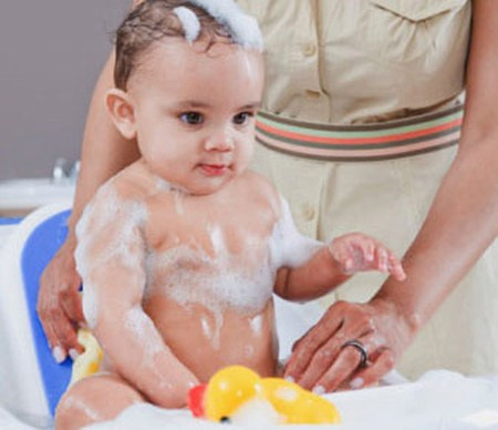 Bé có thể sợ tắm do dầu gội hoặc sữa tắm cứ chảy vào mắt khiến bé khó chịu. Trong trường hợp này, bạn nên cẩn thận khi xoa dầu gội, sữa tắm lên người bé. Làm một cách cẩn thận, nhẹ nhàng để bé không cảm thấy đau hay khó chịu. Nên dùng các loại khăn tắm lông mềm để lau người cho bé, tránh làm trầy xước làn da mỏng manh của bé.
