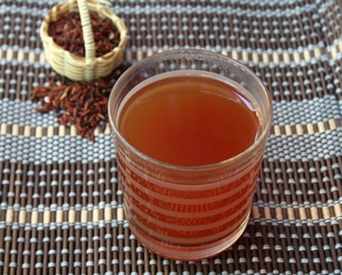 Nước gạo rang muối: lấy 50g gạo (một vốc tay) đem rang vàng, cho 6 bát nước đem nấu nhừ lọc qua rá cho 1 thìa cà phê muối ăn vào rồi cho trẻ uống dần.