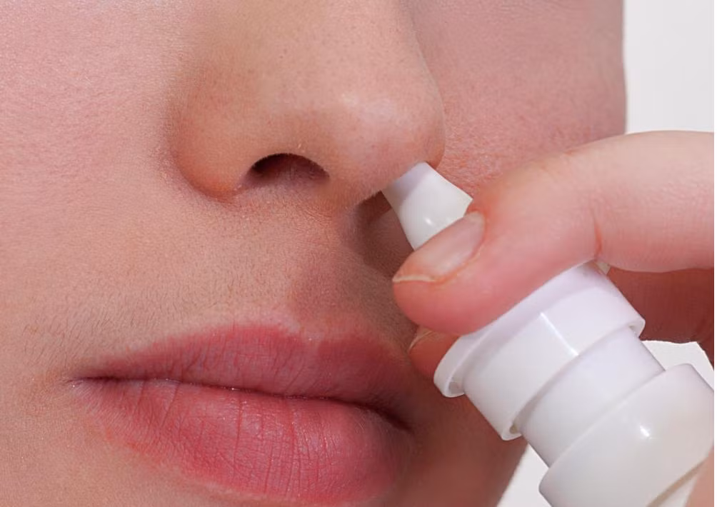 Sử dụng nước nhỏ mũi dạng giọt (hoặc dạng phun sương) được bác sĩ chỉ định là an toàn cho bà bầu. Xịt vào mỗi bên mũi. Khoảng 5-10 phút sau, bạn sẽ thở dễ dàng hơn.