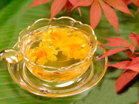 Sử dụng trà thảo dược. Rất nhiều loại trà thảo dược như trà thì là, trà hoa cúc, trà cam thảo, trà mâm xôi… được cho là có tác dụng kích thích tử cung để chuẩn bị cho cơn co dạ con và sinh nở. Vì vậy, sử dụng những loại trà này khi mang thai sẽ có thể gây sảy thai, sinh non. Mẹ bầu nên tham khảo ý kiến bác sĩ chuyên khoa trước khi bổ sung bất cứ loại đồ ăn, uống nào vào cơ thể để được an toàn nhất khi mang thai.