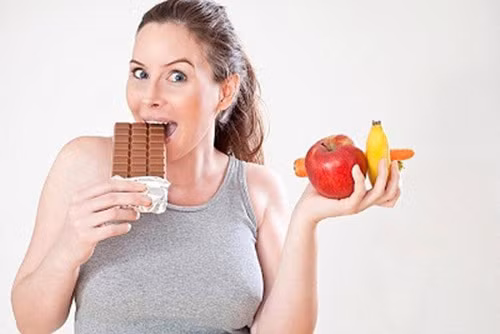 Ăn vặt quá độ. Khi mang thai thì có thể bạn sẽ có cảm giác thèm ăn vặt nhiều hơn so với trước và khi ăn bạn sẽ rất khó dừng lại. Vì vậy, bạn cần đặc biệt chú ý tới việc cẩn thận khi ăn quá nhiều đồ ăn ngọt hay thức ăn nhanh. Ngoài ra, bạn cũng không nên ăn quá nhiều đồ ăn chua hoặc mặn để tránh ảnh hưởng tới bé. Nên nhớ là nhiệm vụ của bạn là phải duy trì một chế độ ăn hợp lí, đủ chất để đảm bảo sức khoẻ suốt thai kì.