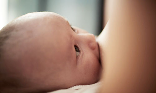 Với trẻ được nuôi bằng sữa mẹ: nếu sữa mẹ xuống quá nhiều mà trẻ chưa nuốt kịp, người mẹ có thể dùng hai ngón tay kẹp bớt đầu vú lại ngăn bớt sữa xuống.