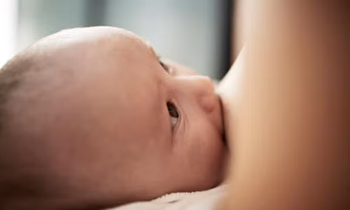 Với trẻ được nuôi bằng sữa mẹ: nếu sữa mẹ xuống quá nhiều mà trẻ chưa nuốt kịp, người mẹ có thể dùng hai ngón tay kẹp bớt đầu vú lại ngăn bớt sữa xuống.