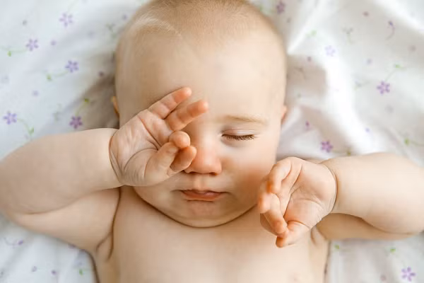 Bật đèn khi ngủ ảnh hưởng đến phát triển thị giác của trẻ. Một giấc ngủ dài dưới điều kiện vẫn có ánh sáng sẽ bất lợi cho sự phát triển thị giác của trẻ. Khi trẻ ngủ, cơ mi sẽ khép lại và đôi mắt bên trong hoàn toàn thư giãn. Vậy nhưng nếu ngủ dưới ánh sáng của đèn ngủ, vẫn có kích thích ánh sáng, đôi mắt bé vẫn sẽ tiếp tục hoạt động và cơ mi cũng không được nghỉ ngơi đầy đủ.