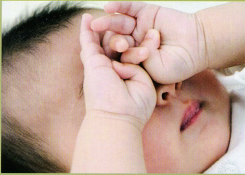 Đối với trẻ sơ sinh và trẻ nhỏ, khi mắt vẫn chưa thựa sự ổn định, điều này có thể dễ dàng gây thiệt hại cho võng mạc, ảnh hưởng đến sự phát triển bình thường của tầm nhìn. Nhiều nghiên cứu đã chỉ ra rằng đèn ngủ càng sáng sẽ làm càng tăng khả năng cận thị của trẻ theo cấp số nhân.