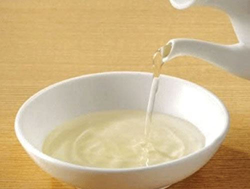 Giấm: Hòa 20ml giấm gạo hay giấm nếp vào 2 lít nước ấm, ngâm chân trong vòng 20 phút, mỗi ngày một lần, thực hiện liên tục trong 1 tuần sẽ thấy hiệu quả bất ngờ.